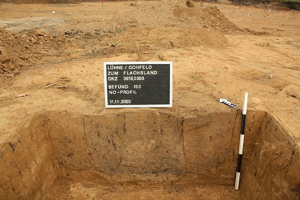 Im Profil zeigen sich noch deutlich die Umrisse eines Pfostens. Man erkennt ihn an der Verfärbung innerhalb der umgebenden Grube. - © archaeofirm / S. Düvel