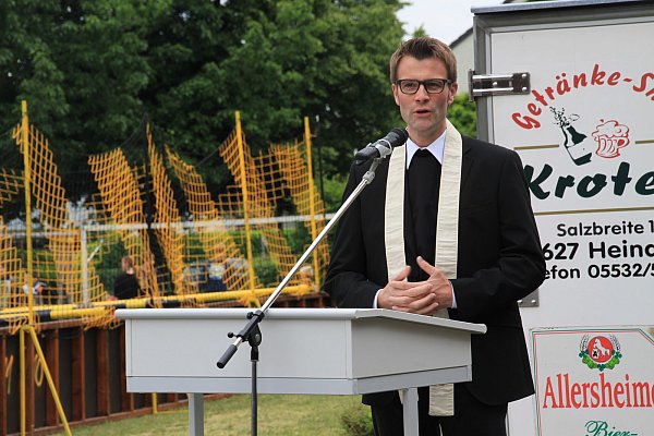 Geistliche Einstimmung: Pastor Stefan Siebert beim Abschiedsfest. - © Madita Schellenberg