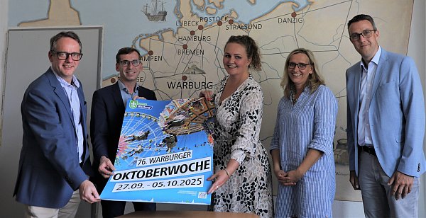 Leader Sasse (Stadtwerke), Tobias Scherf (Bürgermeister), Kristina Imhoff und Melanie Glade (Organisatorinnen) und Andreas Niggemeyer (Beigeordneter) laden zur Oktoberwoche. - © Simone Flörke