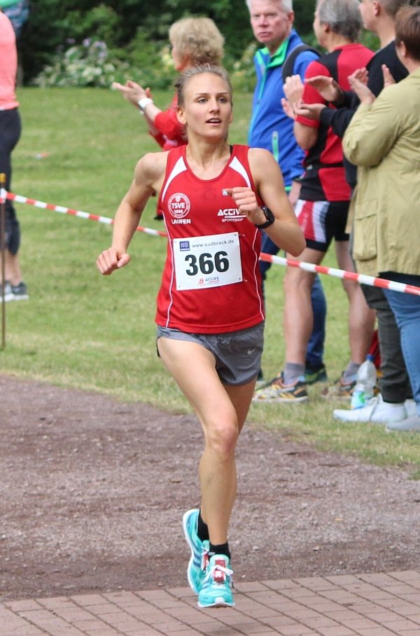 Schnellste Frau über 10 km: Vanessa Ohm (TSVE). - © Claus-Werner Kreft
