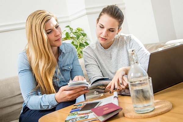 Bei der Planung des Sommerurlaubs sollten gezielt Preise verglichen werden. Frühbucherrabatte sind nicht zwingend das günstigste Angebot. - © Christin Klose/dpa-tmn