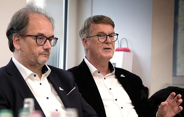 Stellten das Jubiläumsprogramm vor: Bürgermeister Matthias Trepper (l.) und Kulturdezernent Andreas Kimpel. - © Andreas Frücht