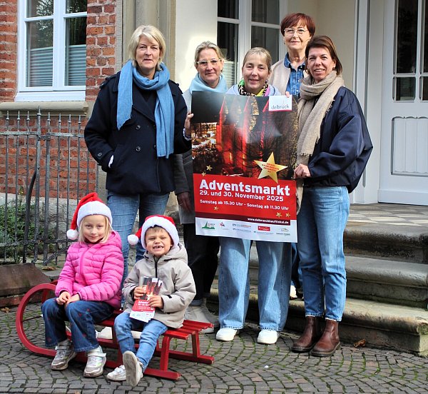 Der Arbeitskreis hat wieder ein abwechslungsreiches Programm zum Adventsmarkt auf die Beine gestellt. Ulla Happe (v. l.), Ina Fortmeier, Ulrike Kruse, Birgit Lindemann und Britta Kuboth laden zusammen mit Malena und Leonard (auf dem Schlitten) dazu ein. - © Elisa Lindemann/DEMAG