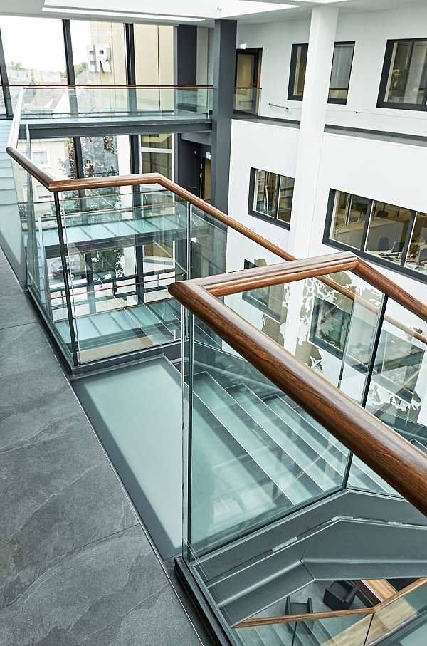 In diesem Verwaltungsgebäude in Beckum durfte die Glaslösung mit hölzernen Treppenhandläufen abgerundet werden. - © Menke Glas GmbH