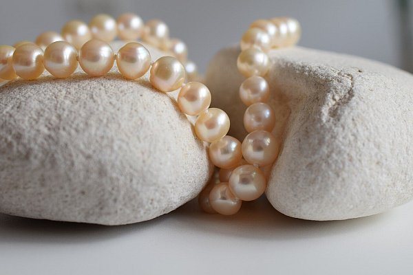 Eine Perlenkette ist ein beliebtes Geschenk des Ehemannes an seine Frau zum 30. Hochzeitstag. - © Symbolbild:Pixabay