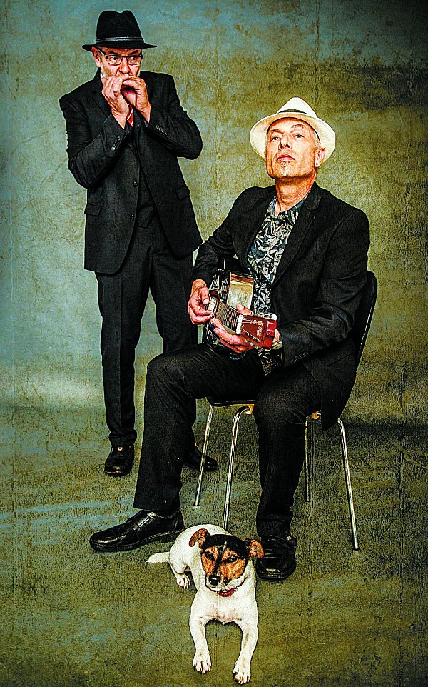 Blues Brothers: Greyhound George (r.) und Andy Grünert. Hündin „Missy" darf trotz ihres passenden Namens nicht mit an den Mississippi. - © Helga Schöning