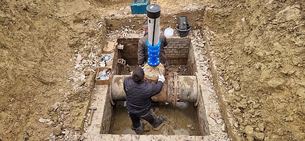 In drei Meter Tiefe werden die Arbeiten an der Trinkwasserleitung auf der Ochsenheide durchgeführt. - © Michaela Heinze