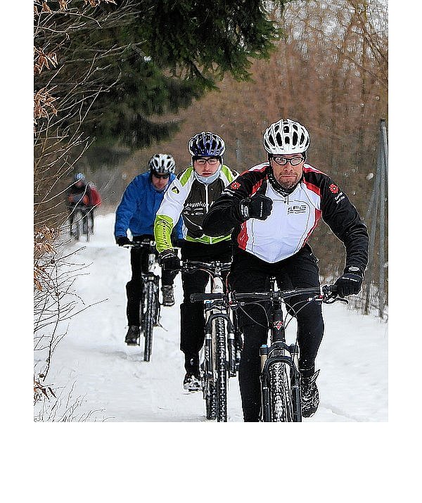 Mit dem Daumen nach oben signalisieren diese Radsportler, dass sie trotz der widrigen Bedingungen durch den erneuten Wintereinbruch mit Spaß unterwegs sind. - © FOTO: STEFANIE WANDT