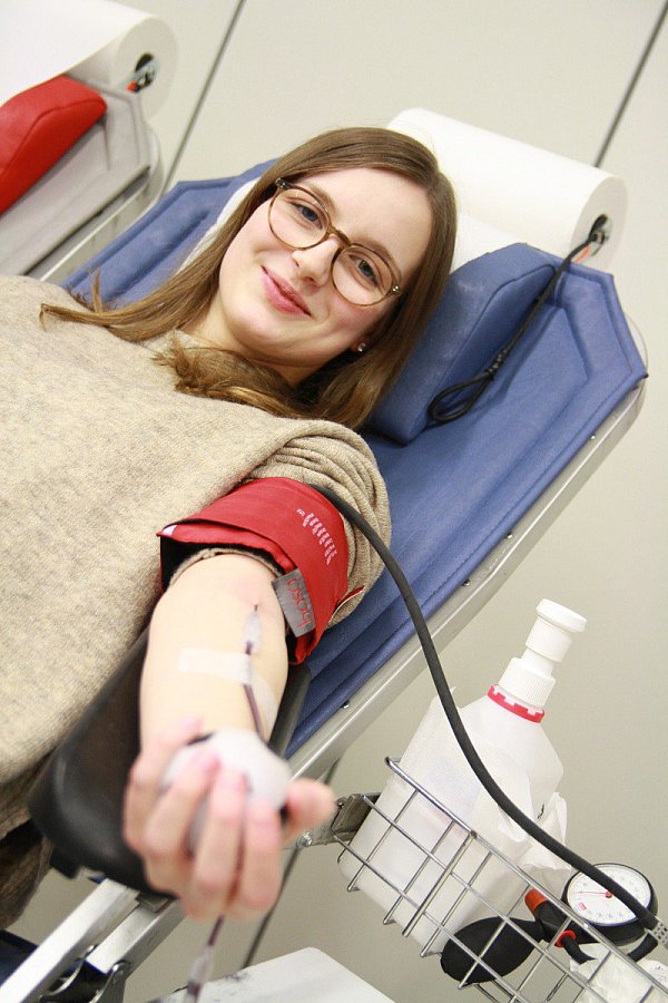 Mittendrin: NW-Praktikantin Jennifer (19) wollte schon länger ihre erste Blutspende abgeben, die Aktion in Hüllhorst hat sie dafür genutzt. Dabei erklärten Ärzte und die Mitarbeiterinnen des Blutspendedienstes ganz genau wie die Blutentnahme abläuft und was dabei alles zu beachten ist. - © Angelina Kuhlmann