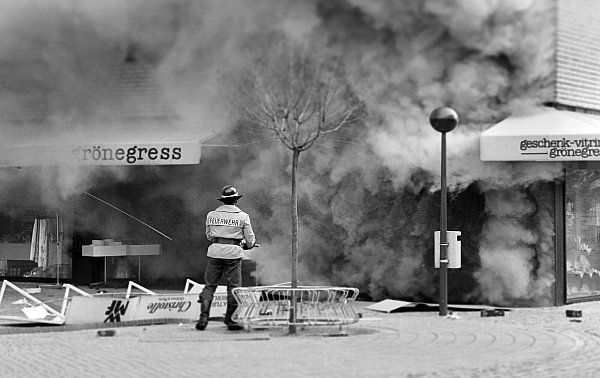 Ein Feuerwehrmann vor den Rauchschwaden. - © Frank-Michael Kiel-Steinkamp