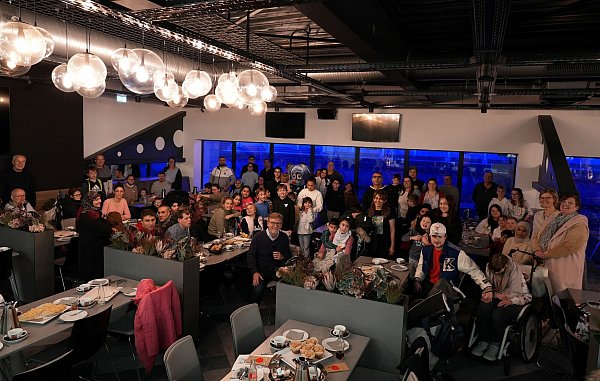 Der Verein "Sterntaler - Hilfe für schwerkranke Kinder" feierte in der Paderborner Home-Deluxe-Arena sein 25-jähriges Bestehen. 90 Gäste genossen ein abwechslungsreiches Programm. - © SC Paderborn 07
