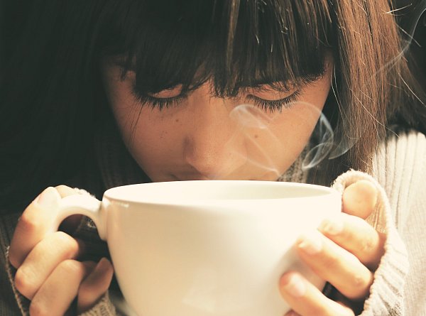 Schlichte Tassen mit persönlichen Anekdoten zu versehen oder sie zu bemalen, ist eine kostengünstige Idee zum Wichteln. - © Symbolbild: Pexels