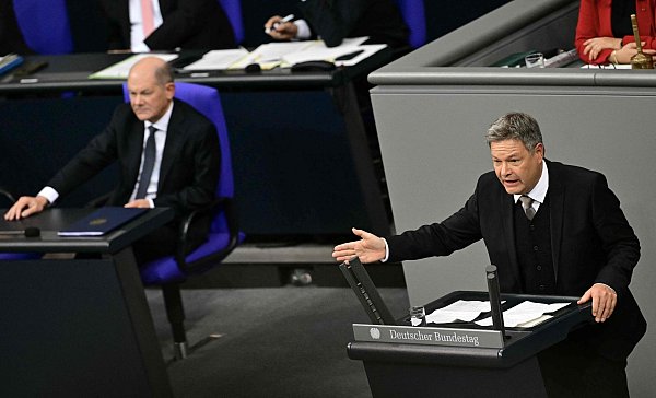 Robert Habeck bezieht Stellung zu den geplanten Neuwahlen. - © AFP