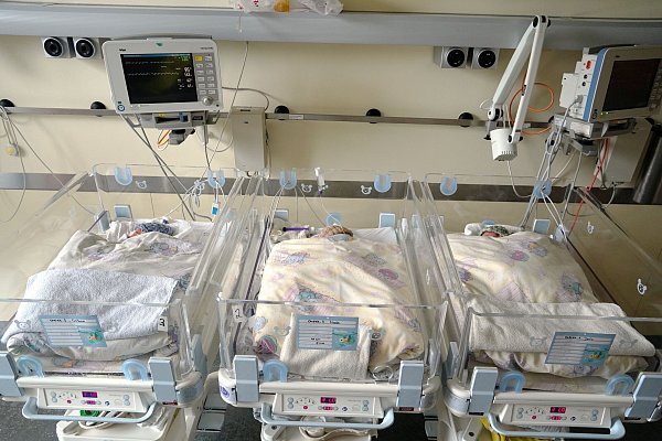 Die Bettchen der Drillinge Noah, Oskar und Joris stehen nah beieinander. Mit um die 2.000 Gramm sind die Drillinge gut und weit entwickelt. Noch müssen sie aber zur Überwachung einige Zeit im Klinikum verbringen. - © MKK