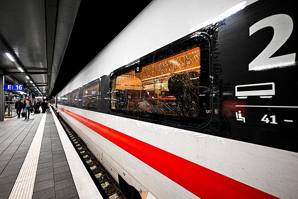 Der betroffene Zug am Dortmunder Hauptbahnhof. - © Ina FASSBENDER / AFP