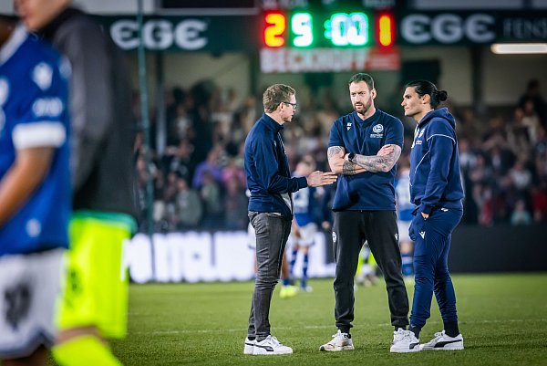 Arminia Bielefelds Sportchef Michael Mutzel (v.l.), Trainer Mitch Kniat und Co-Trainer Daniel Jara stehen nach dem enttäuschenden Auftritt in Verl auf dem Rasen. - © Sarah Jonek
