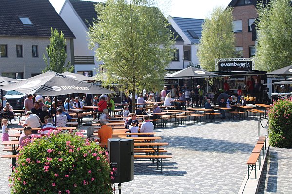 Der Bad Lippspringer Marktplatz ist beim Streetfood-Festival gut besucht. - © Moritz Jülich