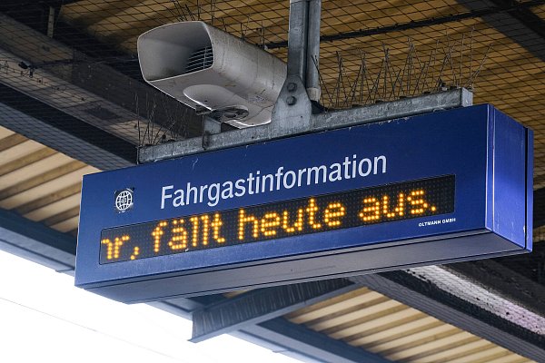 Wegen einer Bombenentschärfung am Osnabrücker Hauptbahnhof kommt es zu Verspätungen und Ausfällen. Auch OWL ist betroffen. - © IMAGO/Michael Gstettenbauer