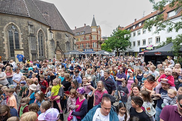 Vom Unwetter verschont geblieben: Besucher des Leineweberfestes feiern am Süsterplatz. - © Oliver Krato