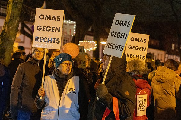 Wie beim Protest gegen den AfD-Neujahrsempfang in Schloß Neuhaus demonstrieren die Omas gegen Rechts auch Samstag. - © Niklas Tüns