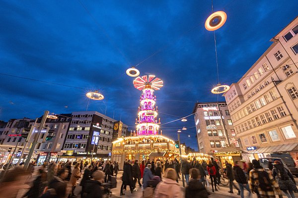 Die Pyramide auf dem Jahnplatz gehört auch 2024 zu den Highlights auf dem Weihnachtsmarkt Bielefeld. - © Oliver Krato