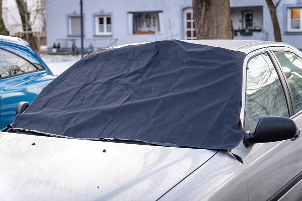 Die Abdeckung schützt vor Eisbildung und erleichtert das morgendliche Freikratzen der Scheibe. - © picture alliance / CHROMORANGE