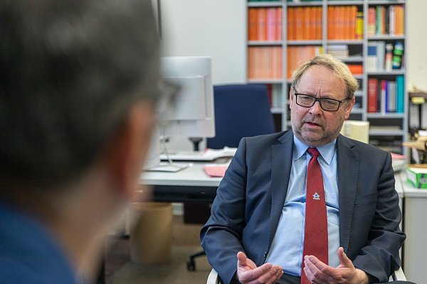 Oberstaatsanwalt Ralf Vetter spricht im Jahr 2019 über den Fall Lügde. - © Jannik Stodiek