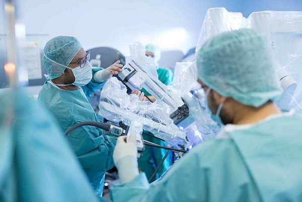 Der „DaVinci“ ist seit Ende 2024 im Universitätsklinikum Minden im Einsatz: Seitdem wurden mehr als 200 Operationen in der Urologie, Gynäkologie und Allgemeinchirurgie roboterassistiert durchgeführt.?Foto: MKK/Christian Schwier - © Christian Schwier