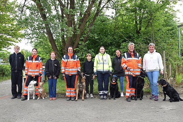Die Rettungshundestaffel sucht auch nach Kindern. Die riechen anders. - © Karin Prignitz