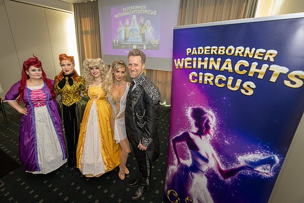 Das Ehepaar Lars und Sabrina Wasserthal (v.r.) laden zum vierten Mal in den Paderborner Weihnachtscircus. Neben dem Ehepaar werden unter anderem Anna-Celine Rautenberg, Stefanie Wesser und Estelle Céline Klein in der Manege auftreten. - © Niklas Tüns