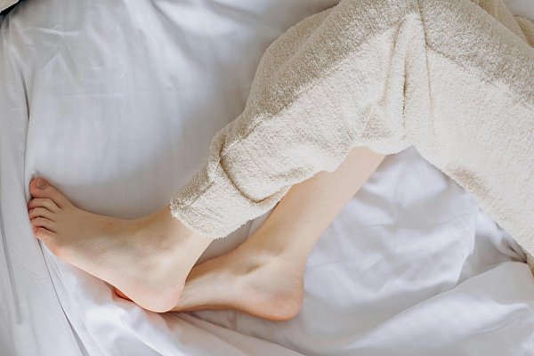 Wenn die Beinen einfach keine Ruhe geben, dann spricht man auch vom "Restless Legs Syndrom". - © Mikhail Nilov / Pexels