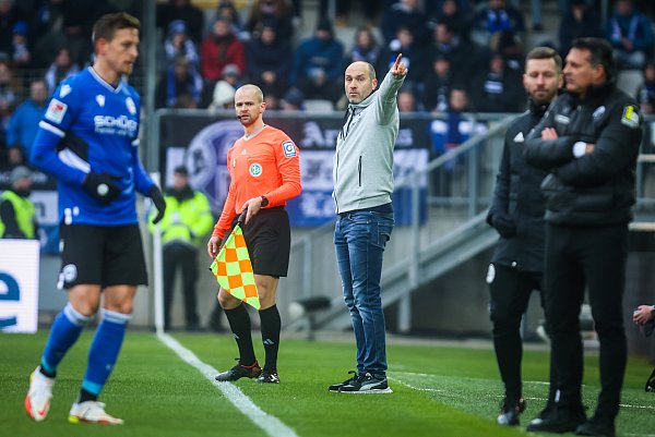 Daniel Scherning im Januar 2023 an der Seitenlinie bei Arminia Bielefeld. Nun ist er neuer Trainer in Wiesbaden. - © Sarah Jonek
