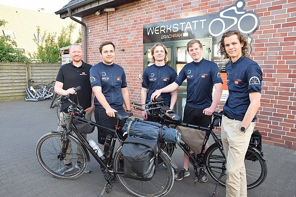 2Rad Krax-Inhaber Boris Dick (l.) unterstützt die Aktion von Dominik Hohmann, Rasmus Becker, Dennie Illner und Christoph Neiske (v. l.) Sie haben im Vorfeld alle Vorbereitungen für die bislang längste gemeinsame Radtour getroffen. Auf dem Bild fehlt Leon Masjosthusmann. - © Karin Prignitz
