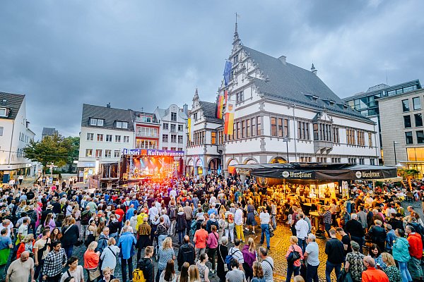 Auf dem Paderborner Rathausplatz steht während des Liborifestes die Kulturbrunnen-Bühne. - © Besim Mazhiqi