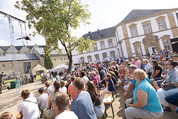 Das Programm auf dem Platz der kleinen Künste lockt an den Libori-Tagen vor die Paderborner Stadtbibliothek. - © Niklas Tüns