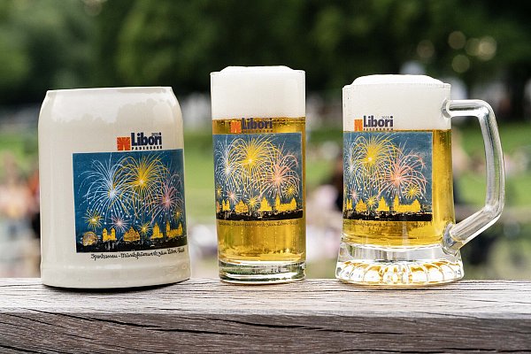 Das Motiv der Libori-Krüge und -Gläser ist im Jahr 2025 dem Abschluss-Feuerwerk gewidmet. - © Tobias Vorwerk