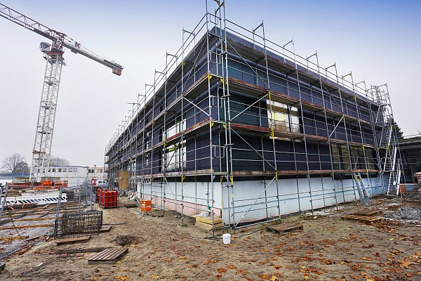 Ende März oder Anfang April 2025 soll das neue Hallenbad fertig gestellt sein. Die Gesamtschule dauert noch länger. - © Roland Thöring