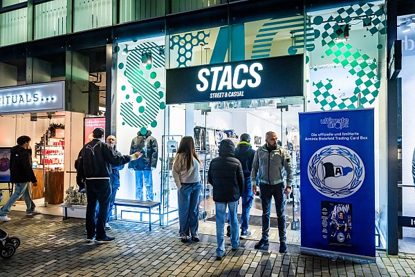 Der Sneakerladen "STACS" an der Niedernstraße in der Bielefelder Altstadt war am 4. November das Ziel zahlreicher Arminenfans. - © Sarah Jonek
