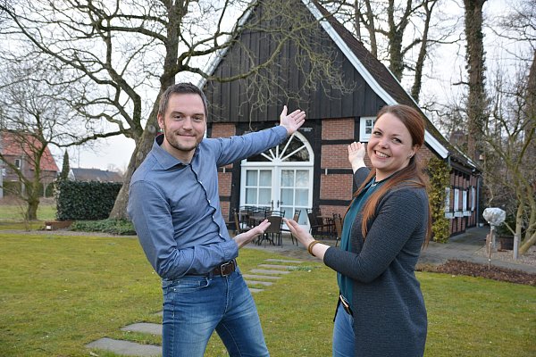 Die Betreiber Lars Beckendorf (35) und Marina Stahlschmidt (32) haben viel Liebe in das Café im Kaunitzer Kötterhaus gesteckt. - © Karin Prignitz
