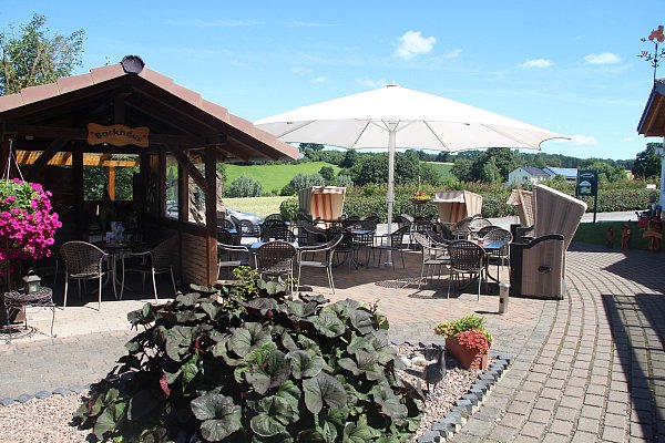 Insgesamt 150 Plätze befinden sich im Garten-Café, hier kann man es sich sogar im Strandkorb gemütlich machen. - © Stefan Boes