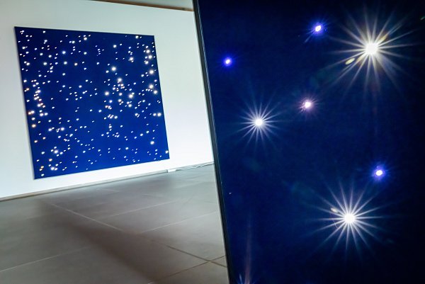 Blick in die Ausstellung „Alles Licht - Light and Space gestern und heute“ in der Kunsthalle Bielefeld: Ein faszinierendes Spiel mit Licht und Raum. - © Sarah Jonek