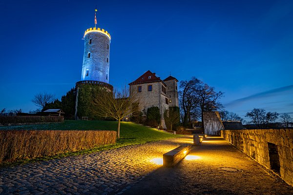 Ein stimmungsvoller Abendblick auf die beleuchtete Sparrenburg in Bielefeld, ein beliebtes Ausflugsziel für Familien zur Weihnachtszeit. - © Sarah Jonek