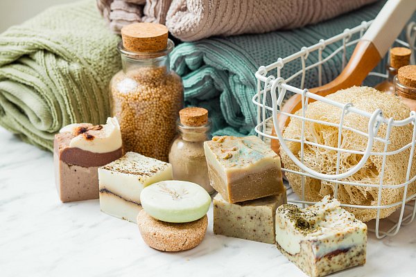 Schöne Idee: Ein Korb mit einigen Kosmetik- und Wellnessprodukten für Zuhause. - © picture alliance / Zoonar
