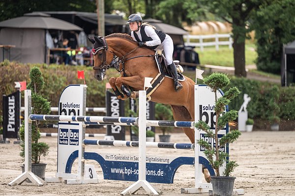 Beim Delbrück Masters wird auch hochklassiger Springsport geboten, wie hier von Jil Brautmeier auf Coco Chanel. - © Jamy Zima