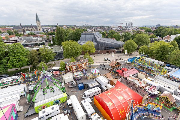 Blick aus dem Riesenrad auf die Lunapark-Kirmes in Paderborn. - © Niklas Tüns