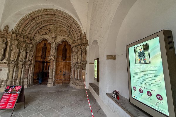 Ein Foto, das im Paradiesportal des Paderborner Doms aufgestellt wurde, erinnert an den Verstorbenen Silvio Reichelt. - © Niklas Tüns