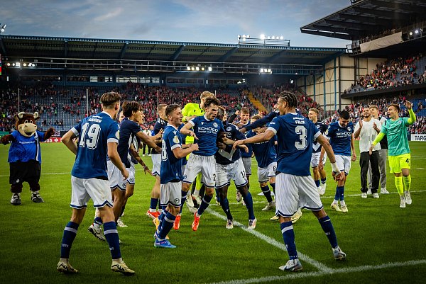 Auch in der vergangenen Saison hatte Arminia Bielefeld in der ersten Pokalrunde ein Heimspiel. Der DSC besiegte Hannover 96 mit 2:0 – und die Mannschaft feierte nach dem Abpfiff vor der Südtribüne. - © Sarah Jonek