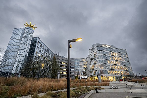 Die Schüco-Zentrale in Bielefeld sitzt in einem "Schüco One" getauften Gebäudeensemble, das in drei verschiedenen Jahrzehnten errichtet wurde. - © Oliver Krato