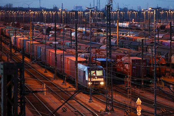 Güterzüge stehen auf dem Gelände des Rangierbahnhofs Maschen. Laut internen Plänen sollen bei der DB Cargo 1.800 Stellen abgebaut werden. - © picture alliance/dpa