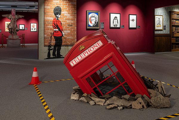 Banksy in musealer Umgebung ist ein Spagat - er ist eben ein Streetart-Künstler mit all den vergänglichen Effekten seines Wirkens. - © Dominik Gruss